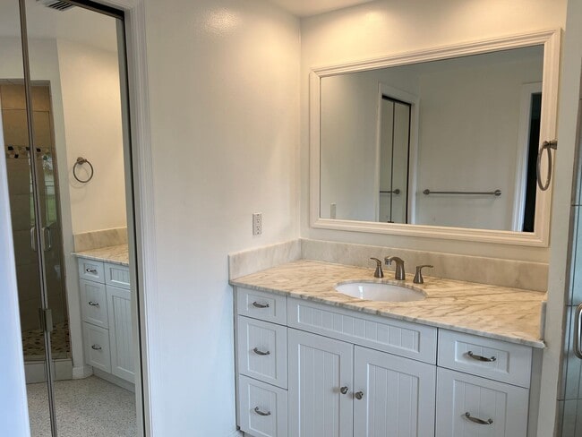 Building Photo - 2 Bedroom 2 Bath Single Family Home