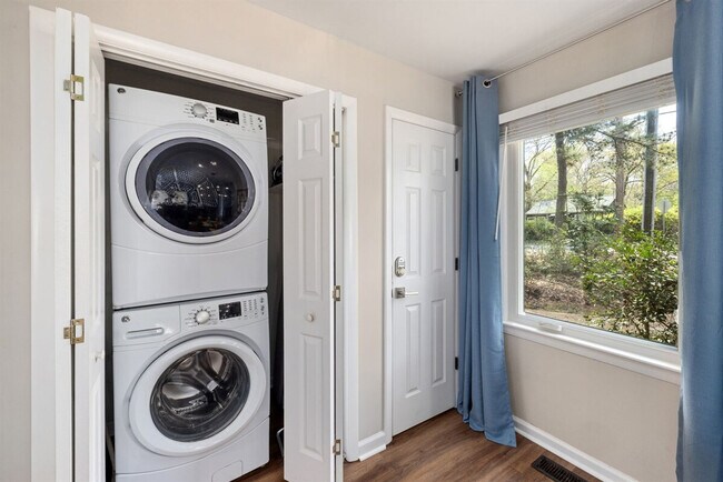 Building Photo - 500 Oak Ave