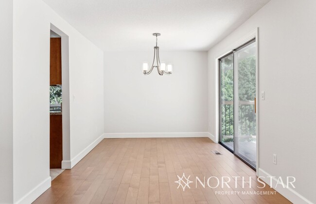Building Photo - One Level Living in Lake Oswego