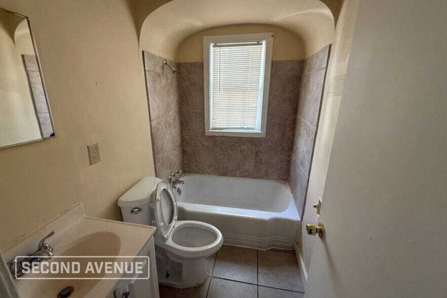 Building Photo - 2374 Larose Ave