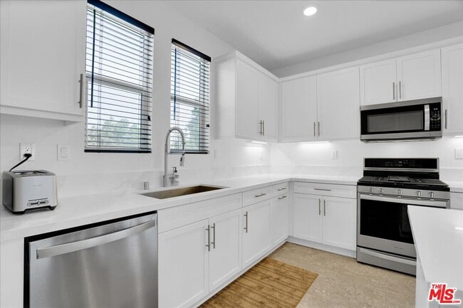 Building Photo - 725 Daniel Freeman Cir