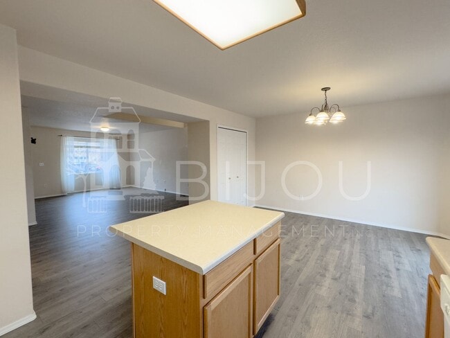 Building Photo - Van Buren Townhome