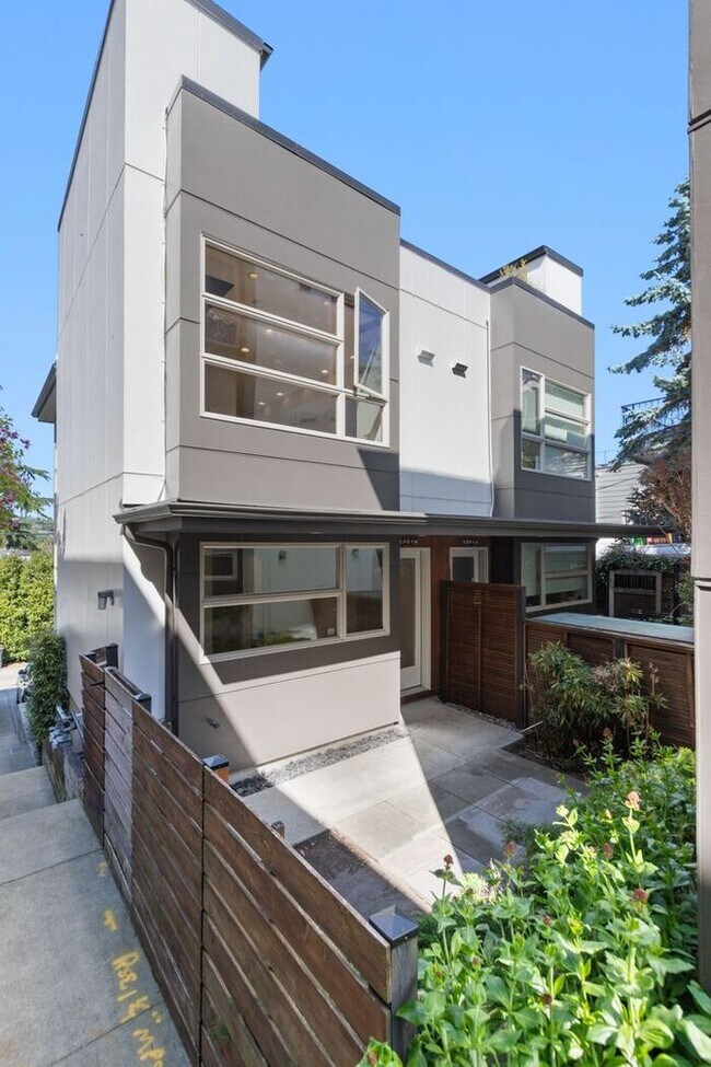 Building Photo - Gorgeous VIEW Townhome w/ 2 Master Suites in Coveted Eastlake