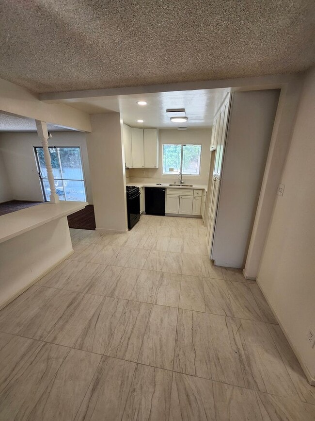 Building Photo - Newly Renovated! Spacious 4-Bed, 2-Bath Ho...