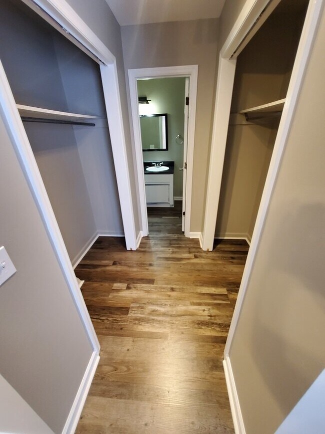 Building Photo - Spacious 3BR/2.5BA Townhouse in The Maples...