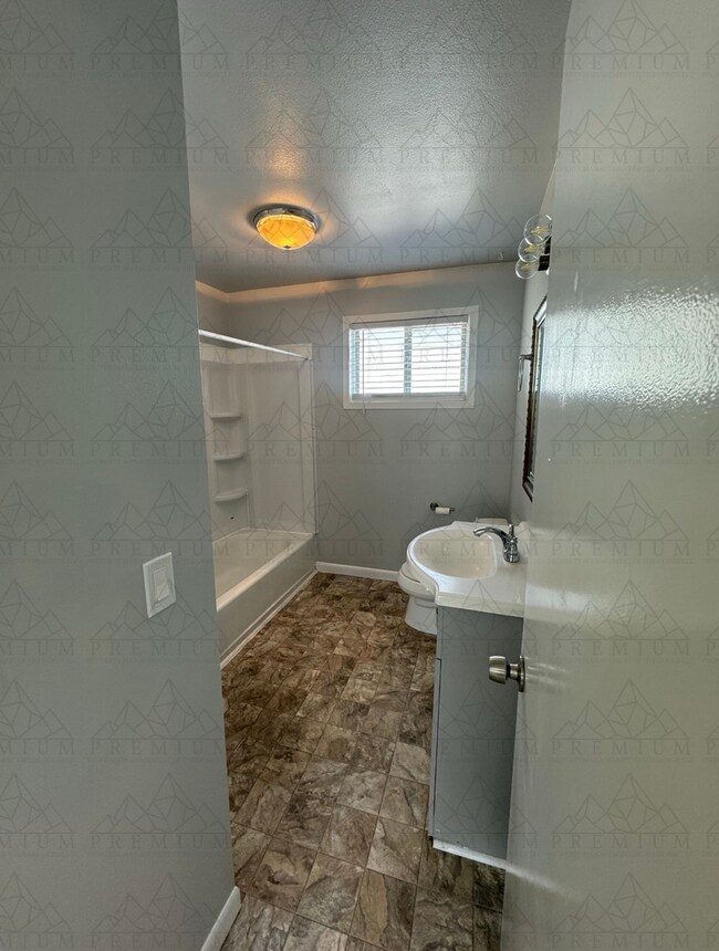 Building Photo - Updated 3 bed / 1 bath