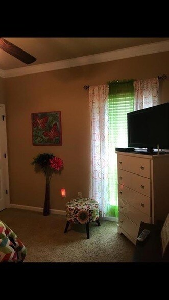 Building Photo - 652 Fairfield Loop