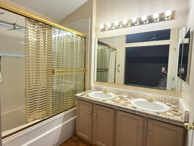 Building Photo - 374 W Boxwood Ct