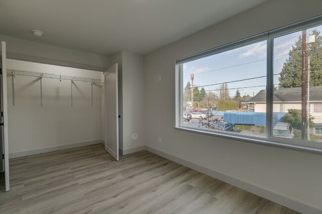 Building Photo - Modern, Spacious 2020 Townhome in West Seattle!