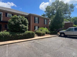Building Photo - 2 bed 2 bath off Baxter St.