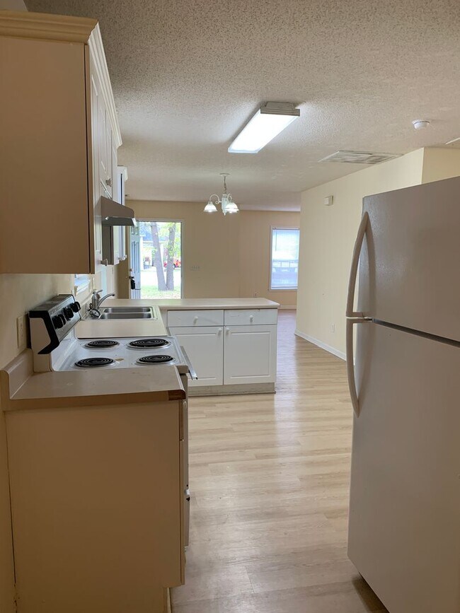 Building Photo - 3 Bedroom, 2 Bath House Available On Wesle...