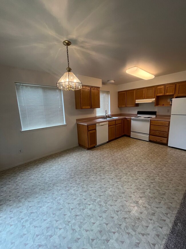 Building Photo - 2-Bedroom 1-Bathroom Apartment in 3 unit building