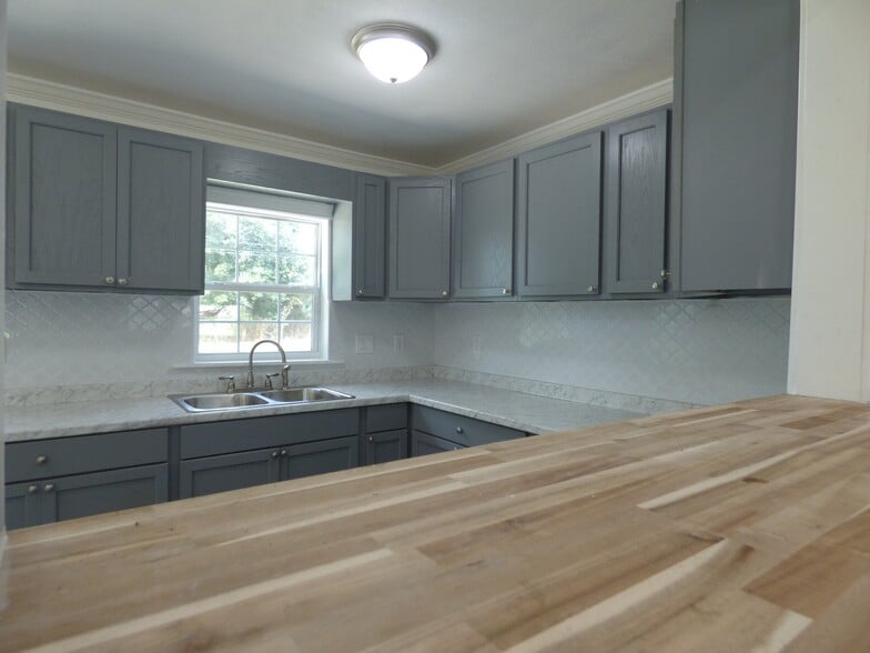 Building Photo - 1030 Clairmont Dr