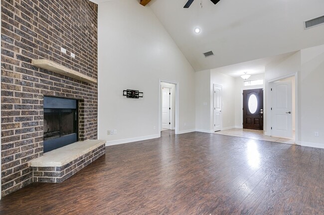 Building Photo - COMING NOVEMBER 2025 - Bentwood Country Cl...