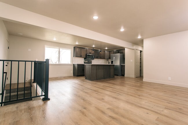 Building Photo - 732 Hislop Dr