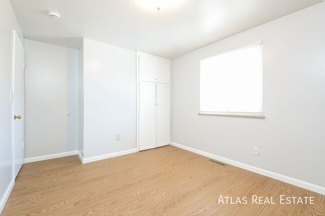 Building Photo - Rare 3 Bedroom 1 Bath Duplex Available now!