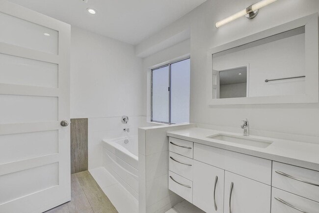 Building Photo - 312 N Alamo Dr