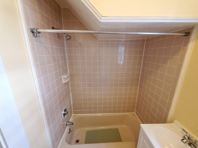 Building Photo - 32 Claremon St