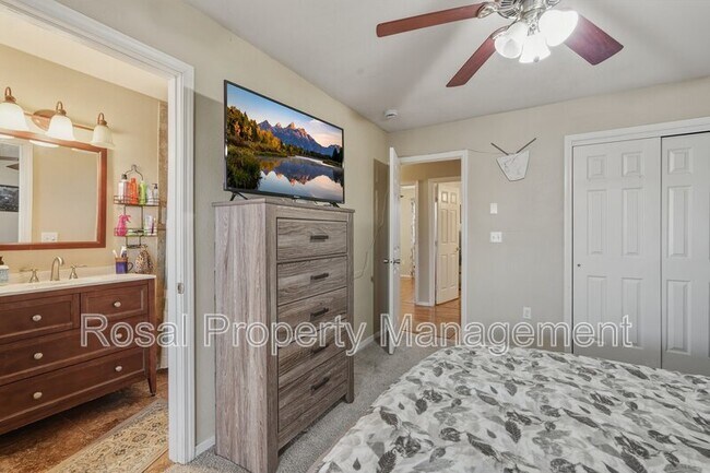 Building Photo - 1700 Gschwind Pl SW