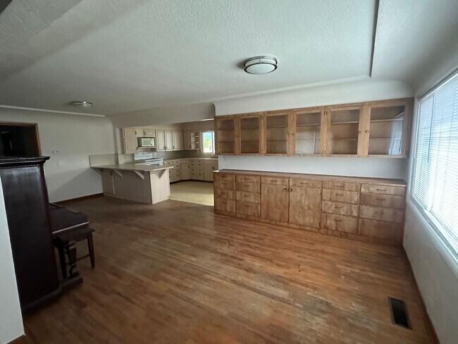Building Photo - Large 4 Bedroom 2 Bath 1 Story Home with L...
