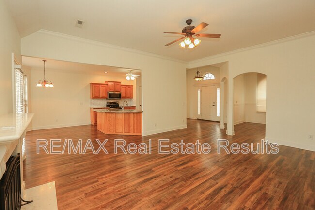 Building Photo - 303 NW Palomino St