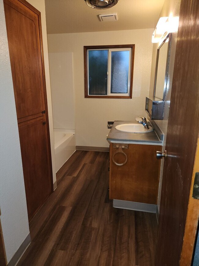 Building Photo - 3-bedroom 1 bath House