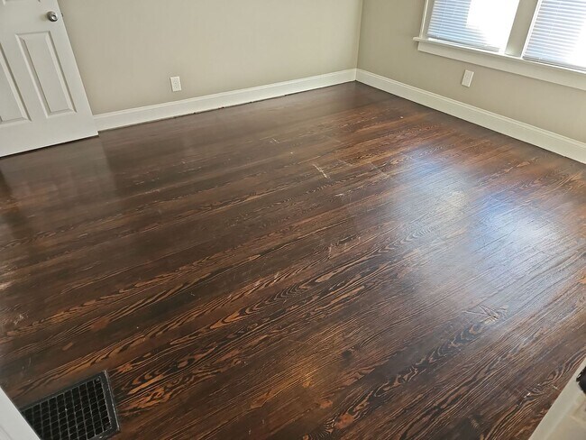 Building Photo - **$1000 Deposit Special** 4539 Mayhew Ave ...