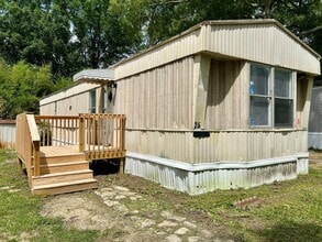 Building Photo - 26 White Oak Village