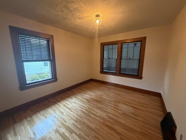 Building Photo - 460 S Mazon St