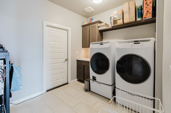 Building Photo - Modern 5 Bedroom Home with Solar Panels - ...