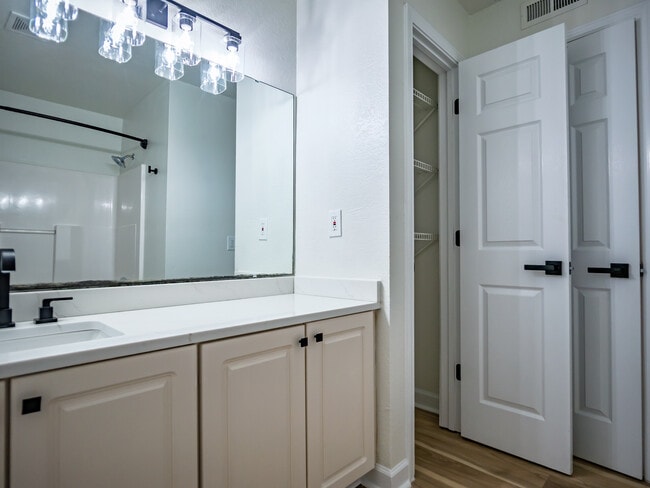 Building Photo - 1802 Jackson Ave W