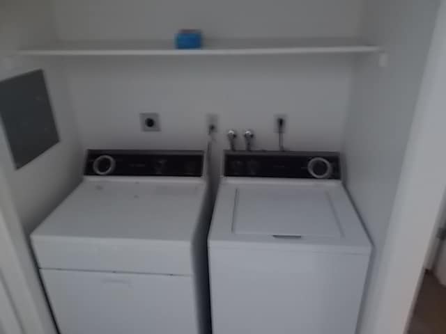 Building Photo - 2 Bedroom Townhome