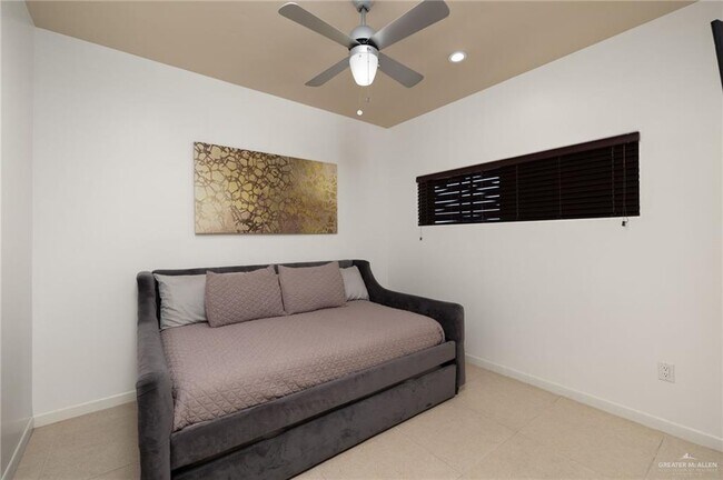 Building Photo - 26 Travis St