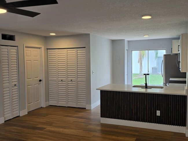 Building Photo - FOR RENT!! RECENTLY RENOVATED 2 BEDROOM 2 BATH CONDO (FIRST FLOOR)...