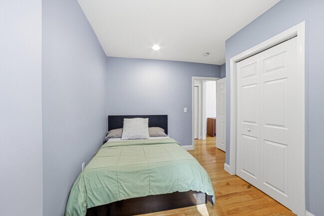 Building Photo - 659 Moody St