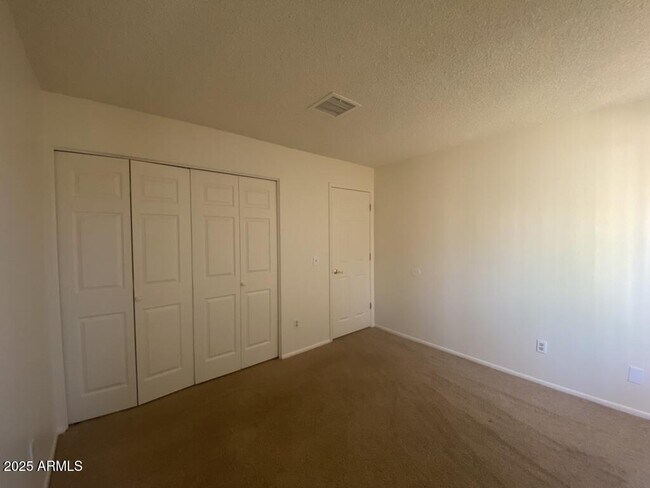 Building Photo - 3271 Briarwood Dr
