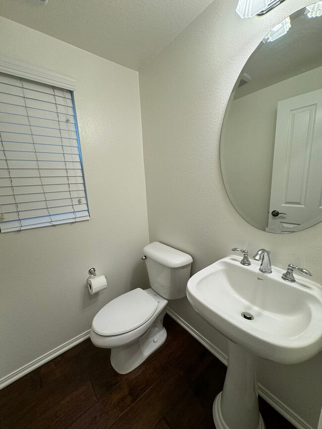 Building Photo - Modern 3 Bed | 2.5 Bath Home in Tustin Field
