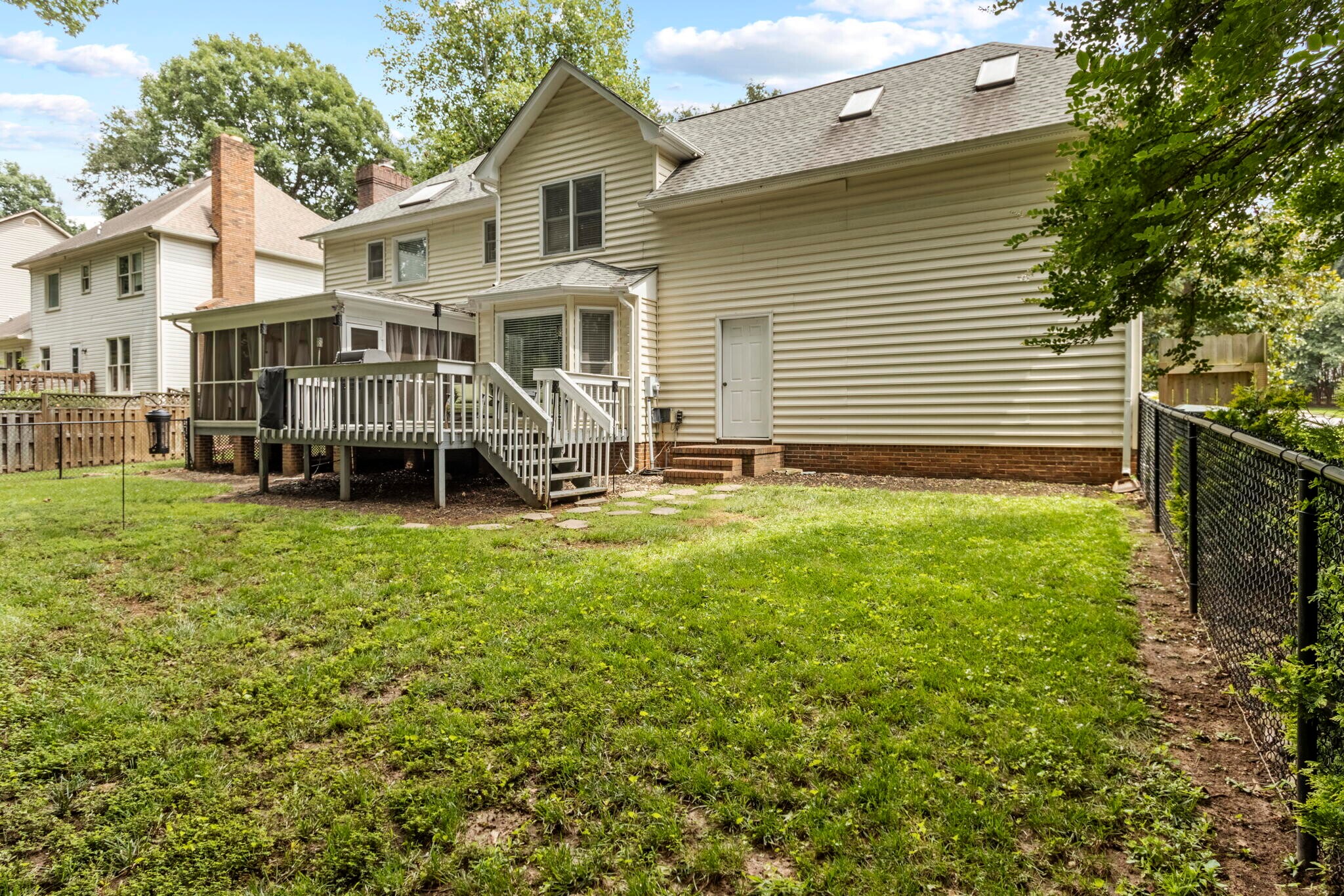 Building Photo - 102 Briarpark Dr