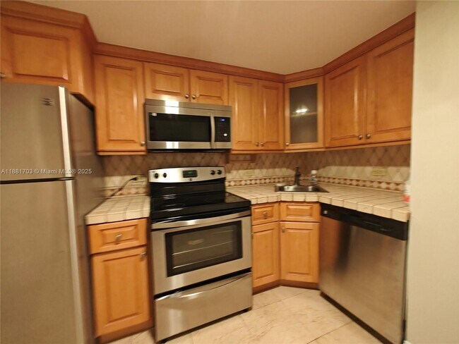 Building Photo - 825 Brickell Bay Dr