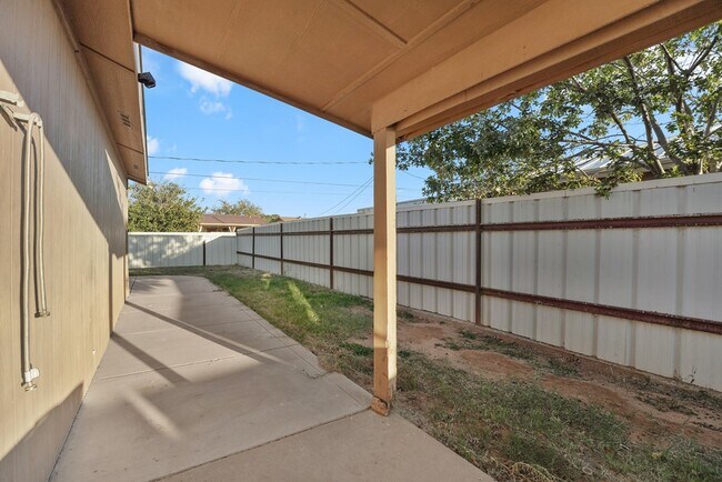 Building Photo - 1728 Linda Ave