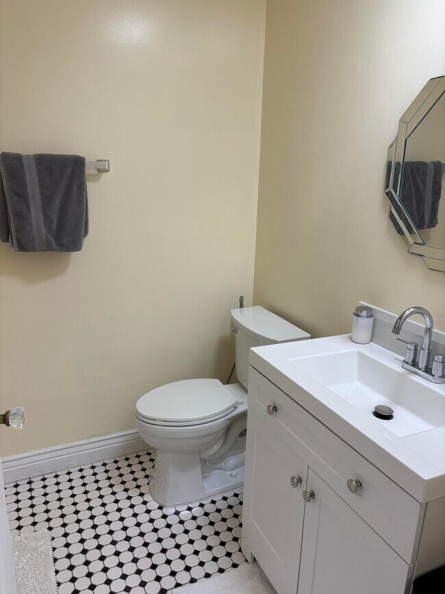 Building Photo - 5359 SE Dell St