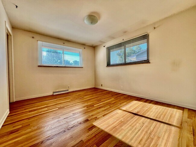 Building Photo - Large Aurora Lynn Knolls Home