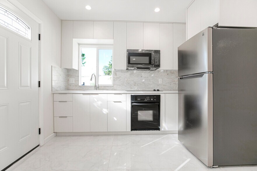 Building Photo - 7209 Dos Rios Dr