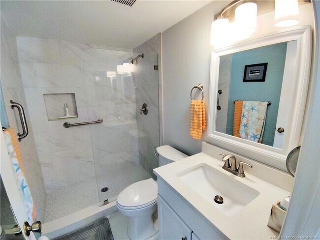 Building Photo - 511 SW South River Dr