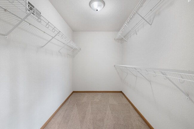 Building Photo - Condo Style Upper 2 bedroom 2 bathroom Apartment Available