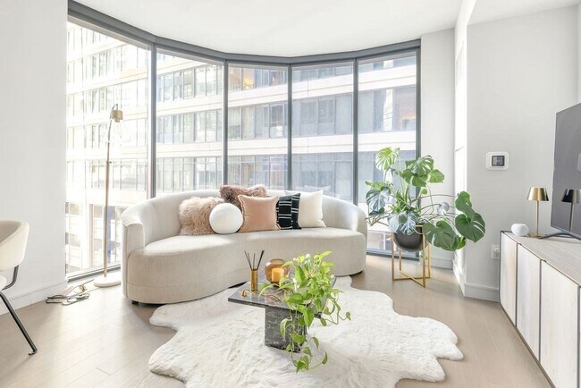 Building Photo - 55 Lagrange St