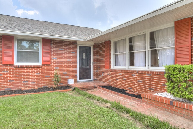 Building Photo - 822 W Woodlawn Ave