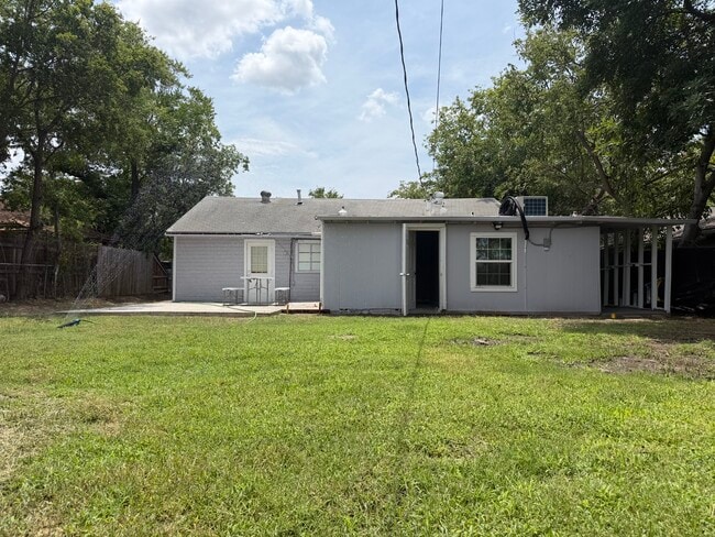 Building Photo - 714 SW Dallas St