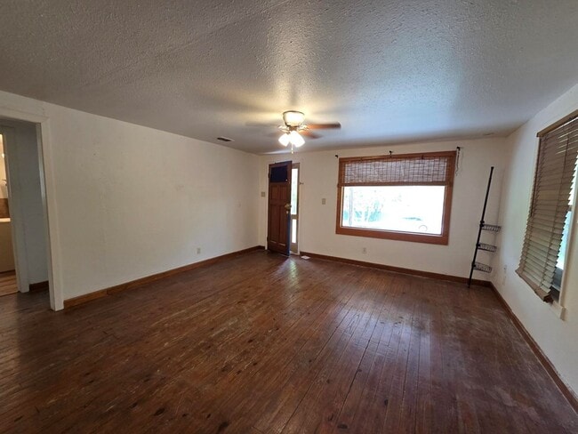 Building Photo - 3414 Riverside Dr