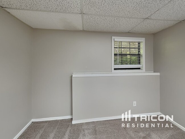 Building Photo - 5070 Ravenwood Dr